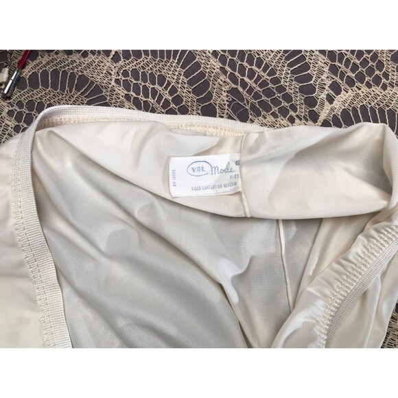 Vintage 70s Midi Half Slip Size Medium 1970s Retro Cream Nylon Lace Knee Length - Picture 5 of 6